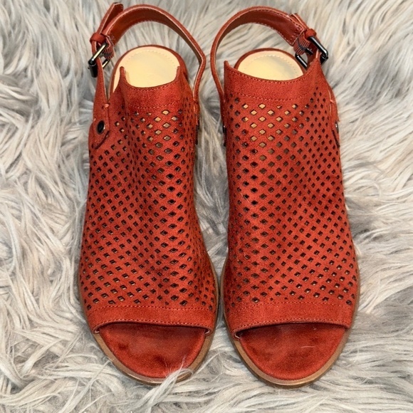 EUC Marc Fisher Sasha Faux Suede Eyelet Sandal Block Heel Open Toe Size 8.5 - Picture 2 of 9